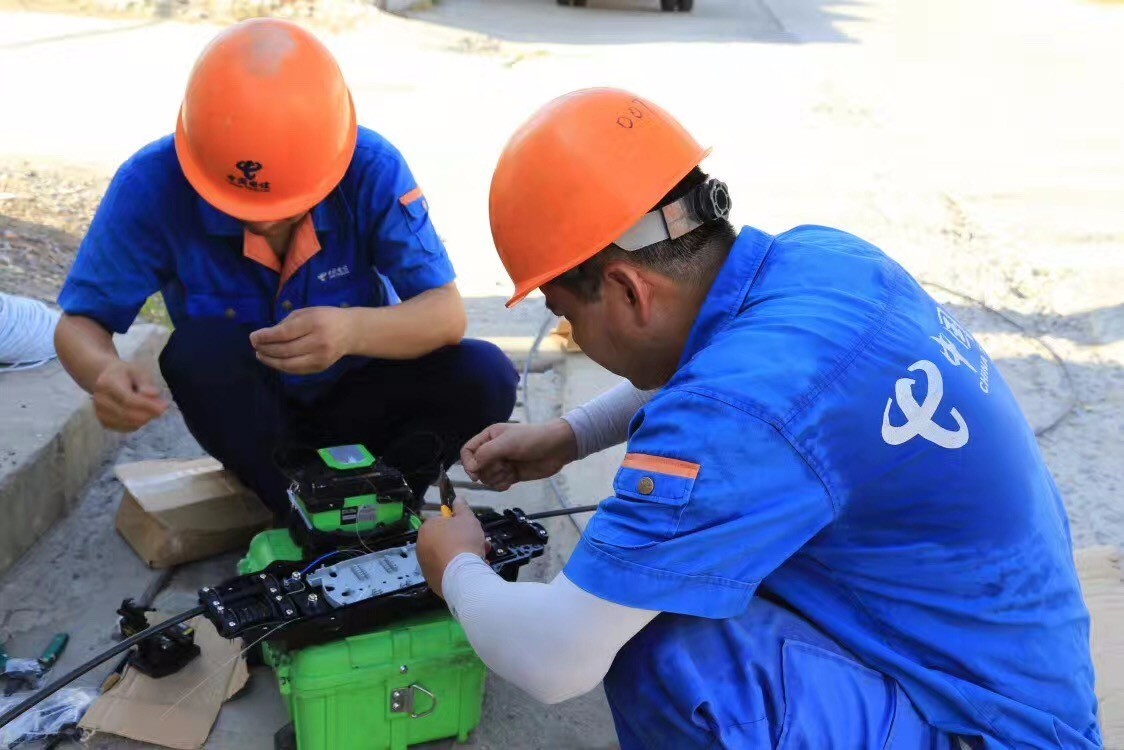 高溫下的堅守 向電信一線裝維小哥致敬